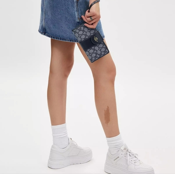 Coach Phone Wallet In Signature Jaquard - Picture 3 of 12